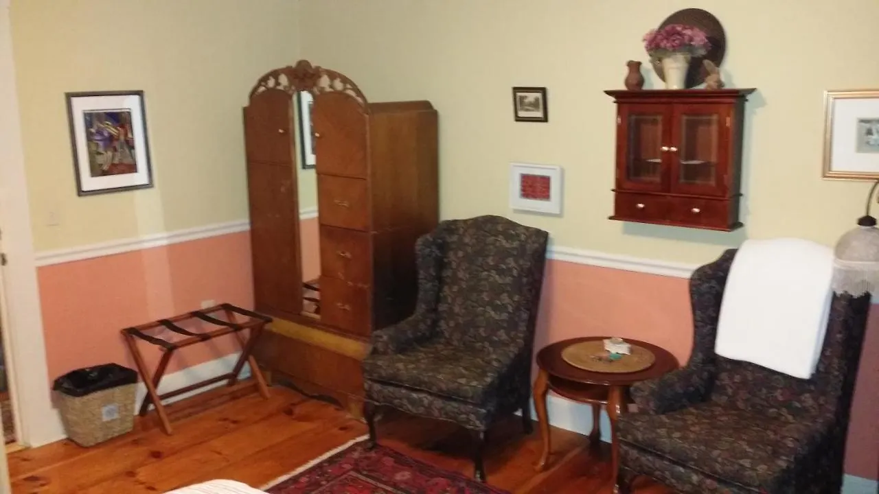 The Burbank Rose Bed & Breakfast 3*