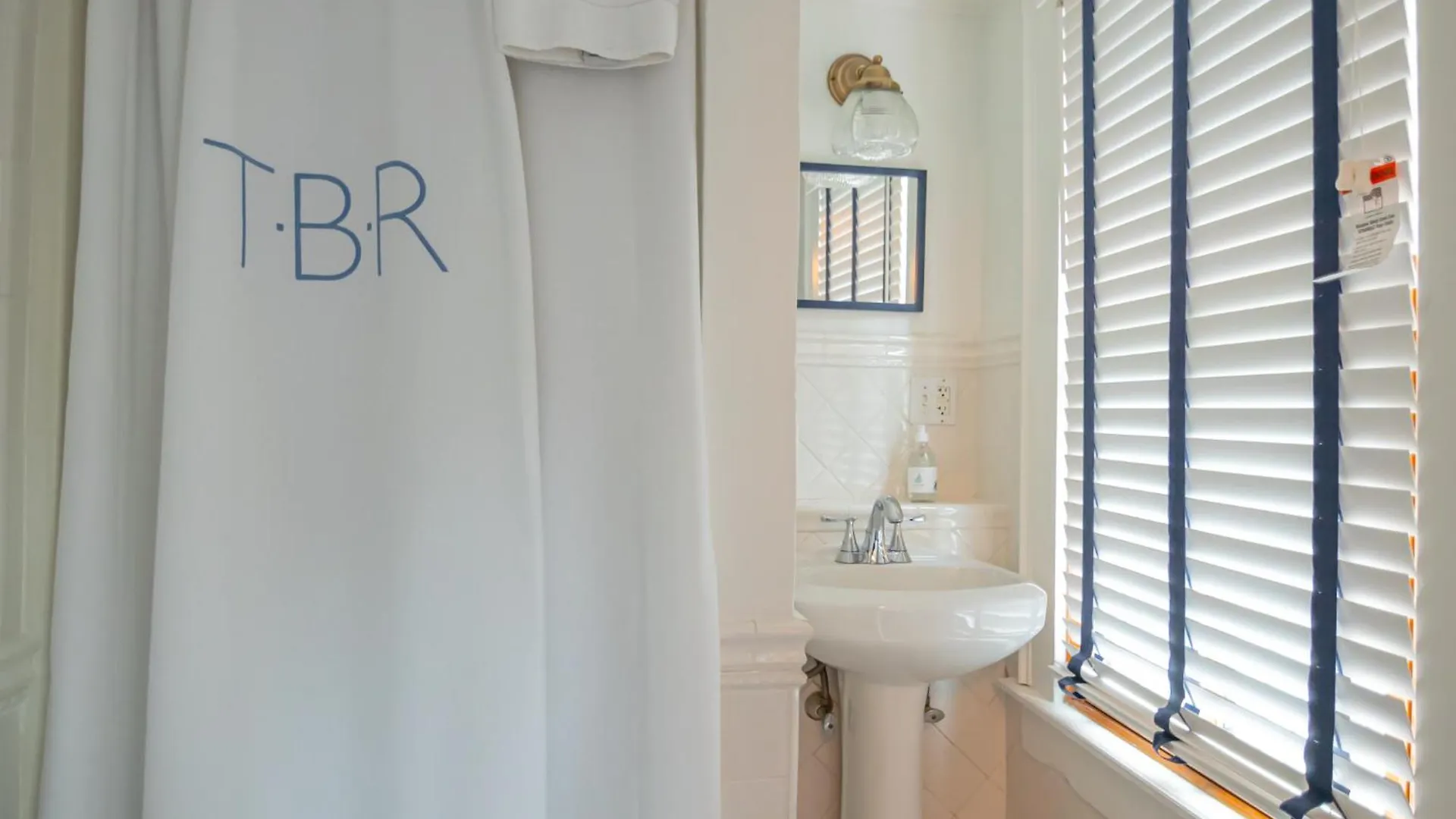 The Burbank Rose Bed & Breakfast 3*